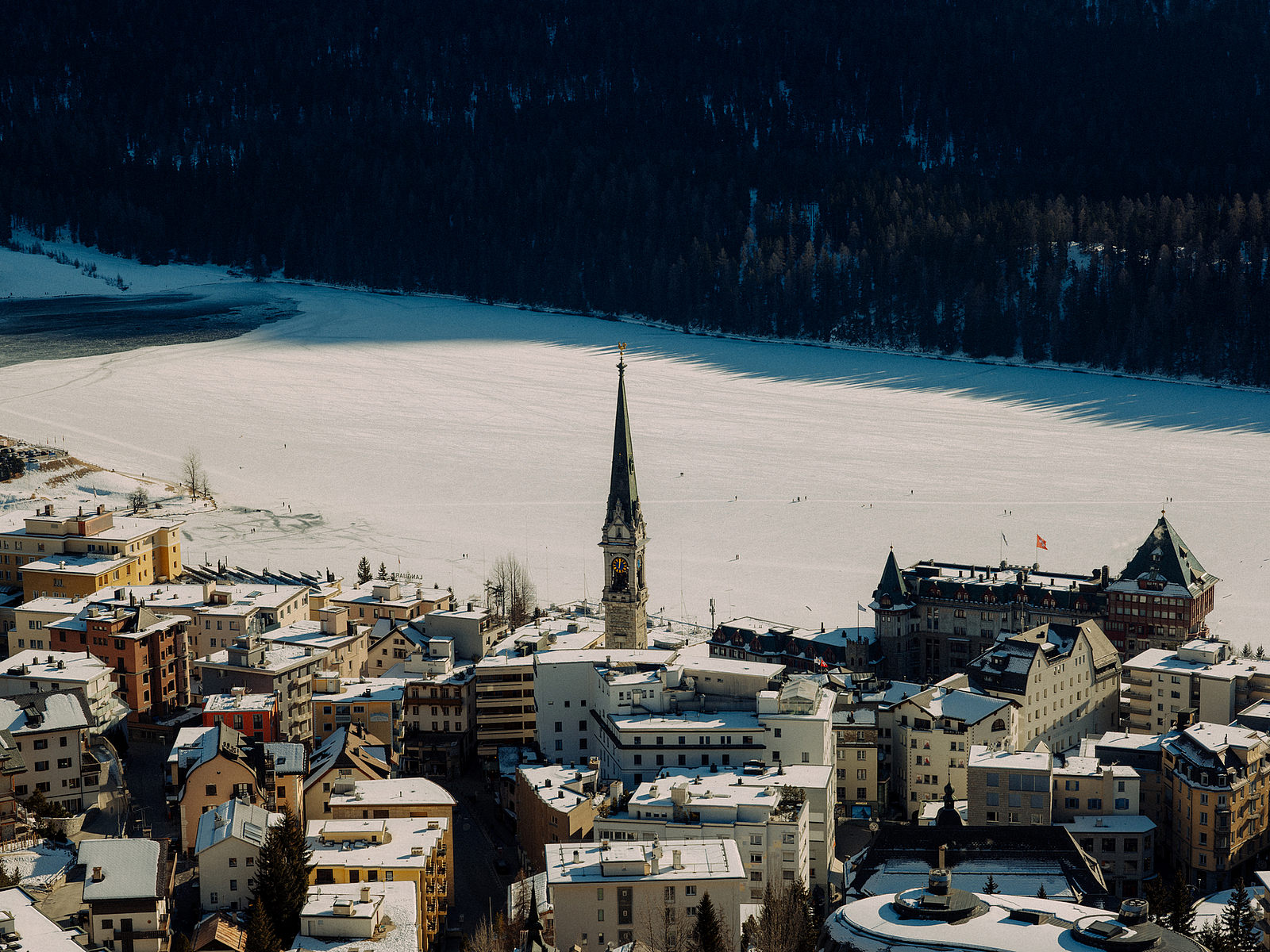 St. Moritz im Winter Verschneites St. Moritz mit Kirchturm und gefrorenem See im Winter