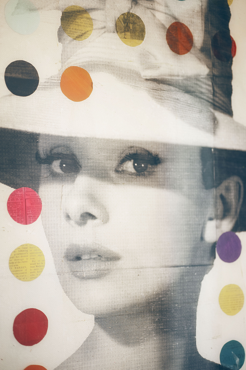 Pop-Art-Porträt einer Frau mit bunten Punkten.