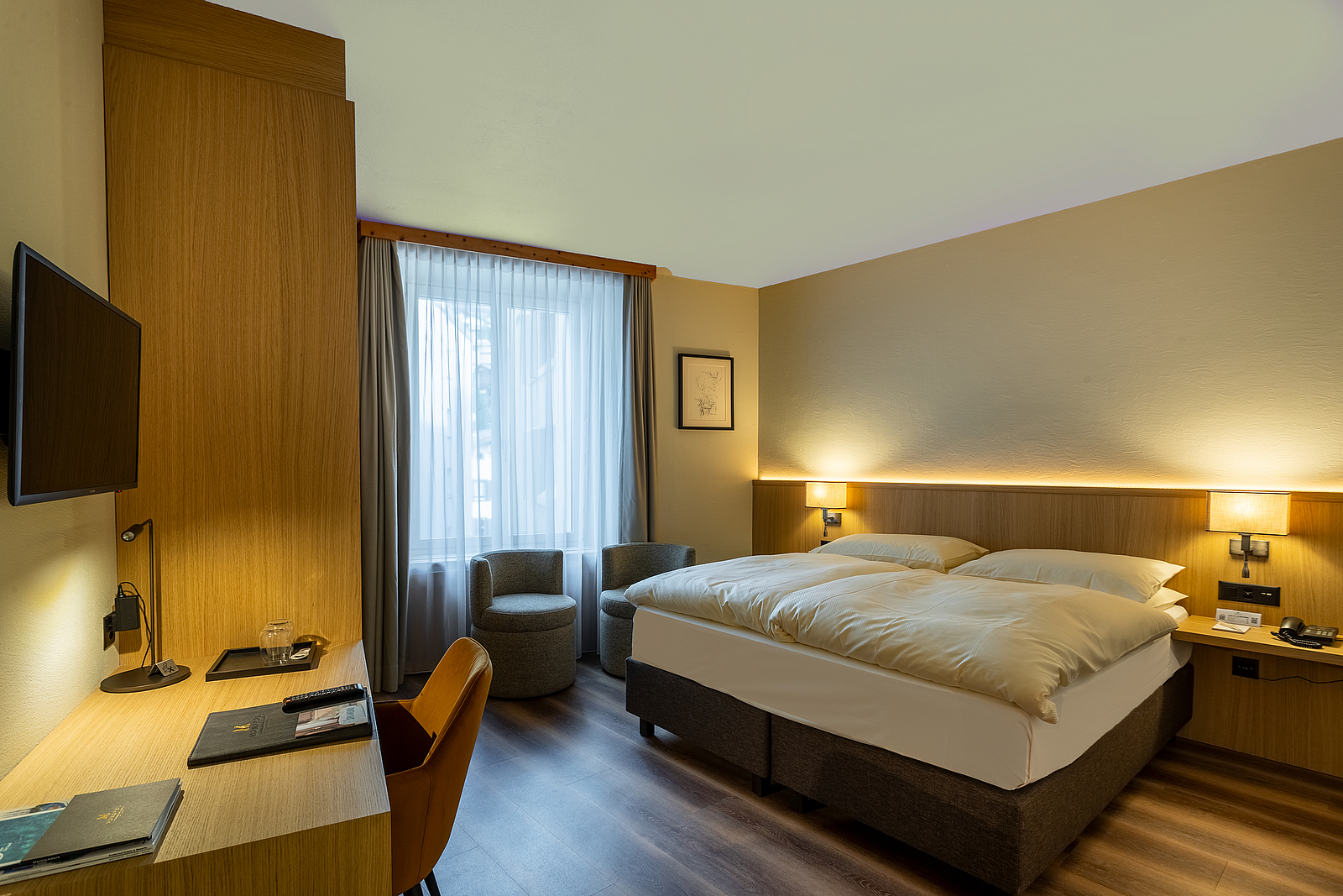 Modernes Hotelzimmer-Interieur Modernes Hotelzimmer mit Doppelbett, Schreibtisch und Fenster.