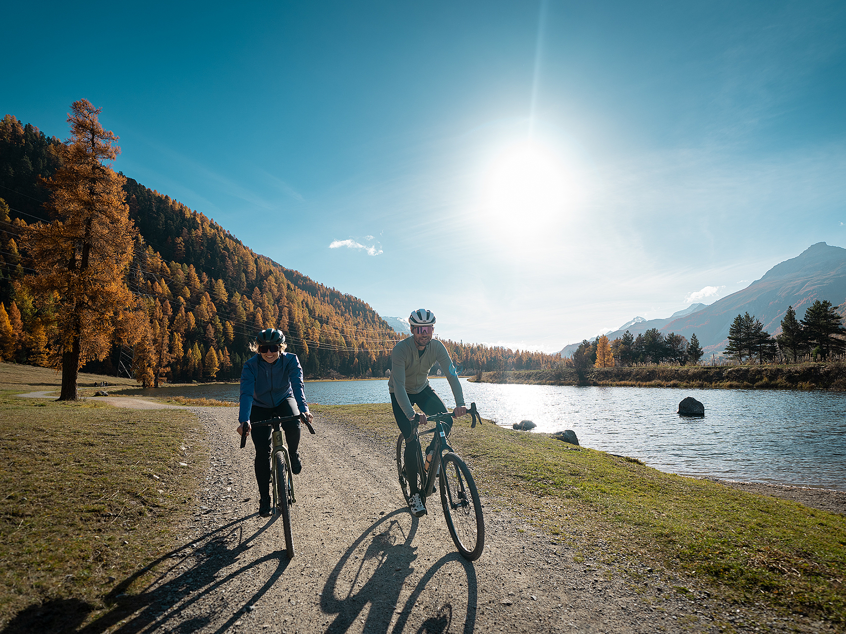 Radfahren am Bergsee im Herbst Paar beim Radfahren an einem Bergsee im Herbst.