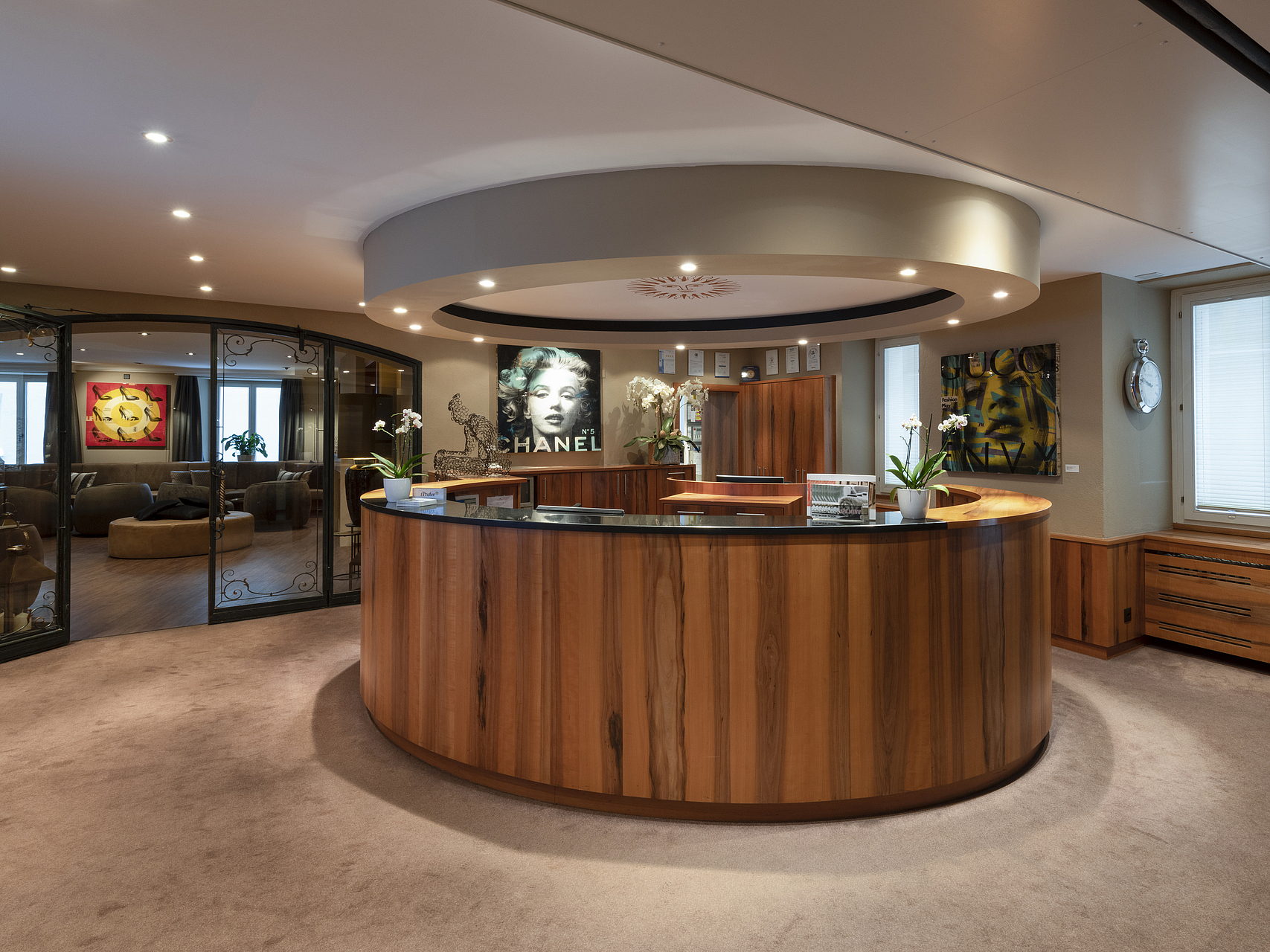 Hotel Rezeption Geschwungene Hotelrezeption aus Holz in einer warm beleuchteten Lobby.