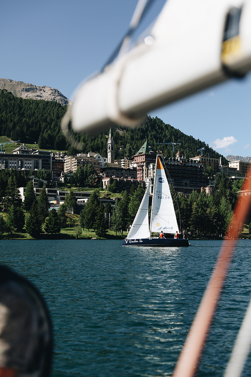 Segeln auf dem St. Moritzersee Segelboot auf dem St. Moritzersee vor alpiner Stadt.