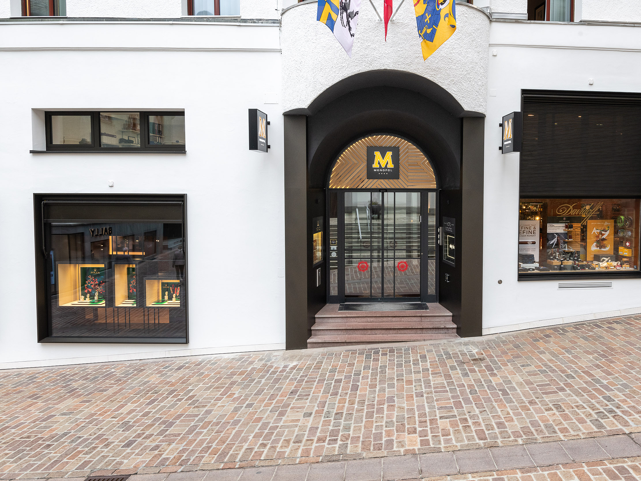 Hotel Monopol Eingang Eleganter Eingang des Hotels Monopol mit Bogenportal und Geschäften.