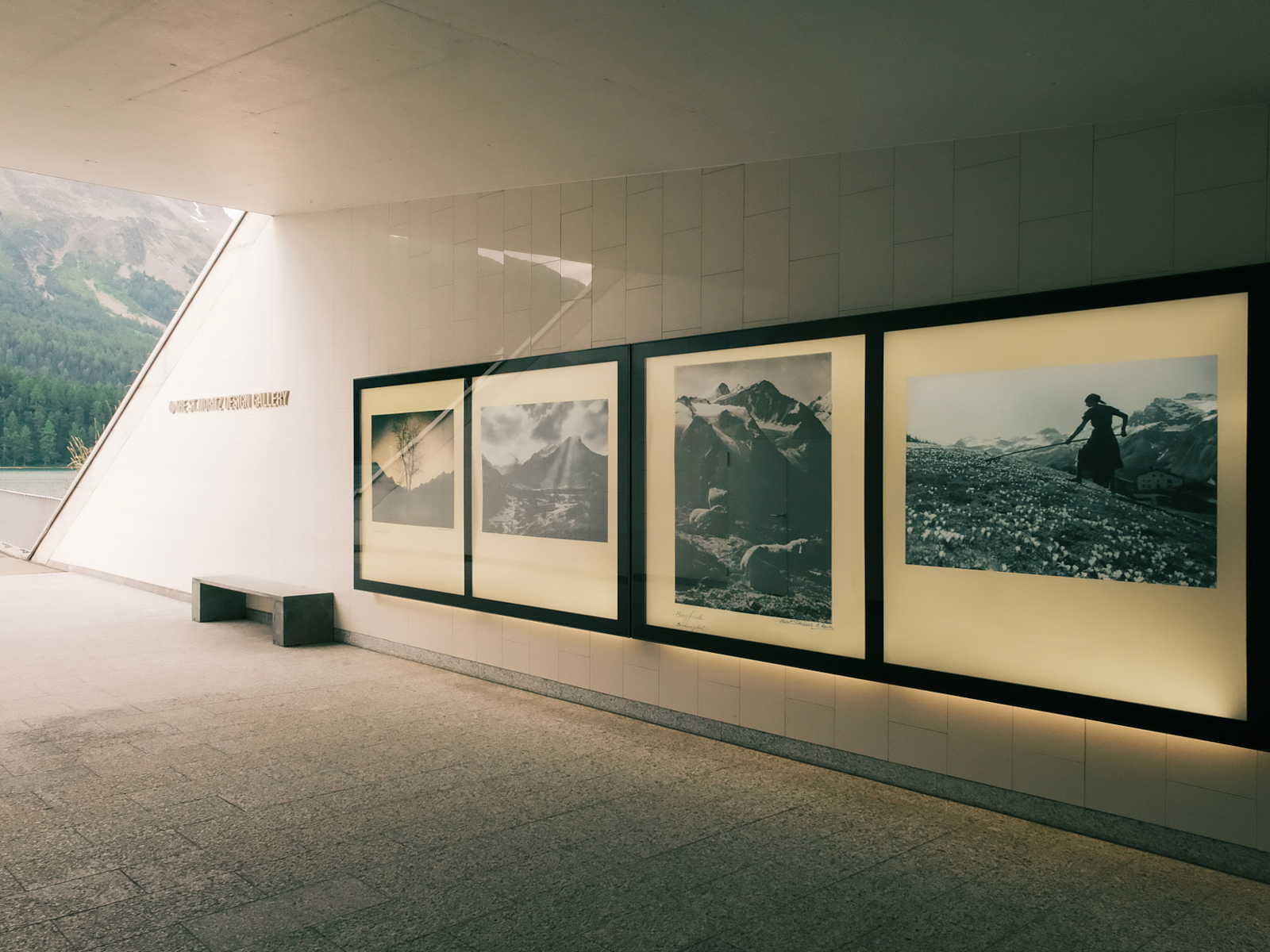 The St. Moritz Design Gallery The St. Moritz Design Gallery mit großen Schwarz-Weiß-Alpenfotografien an einer Wand.