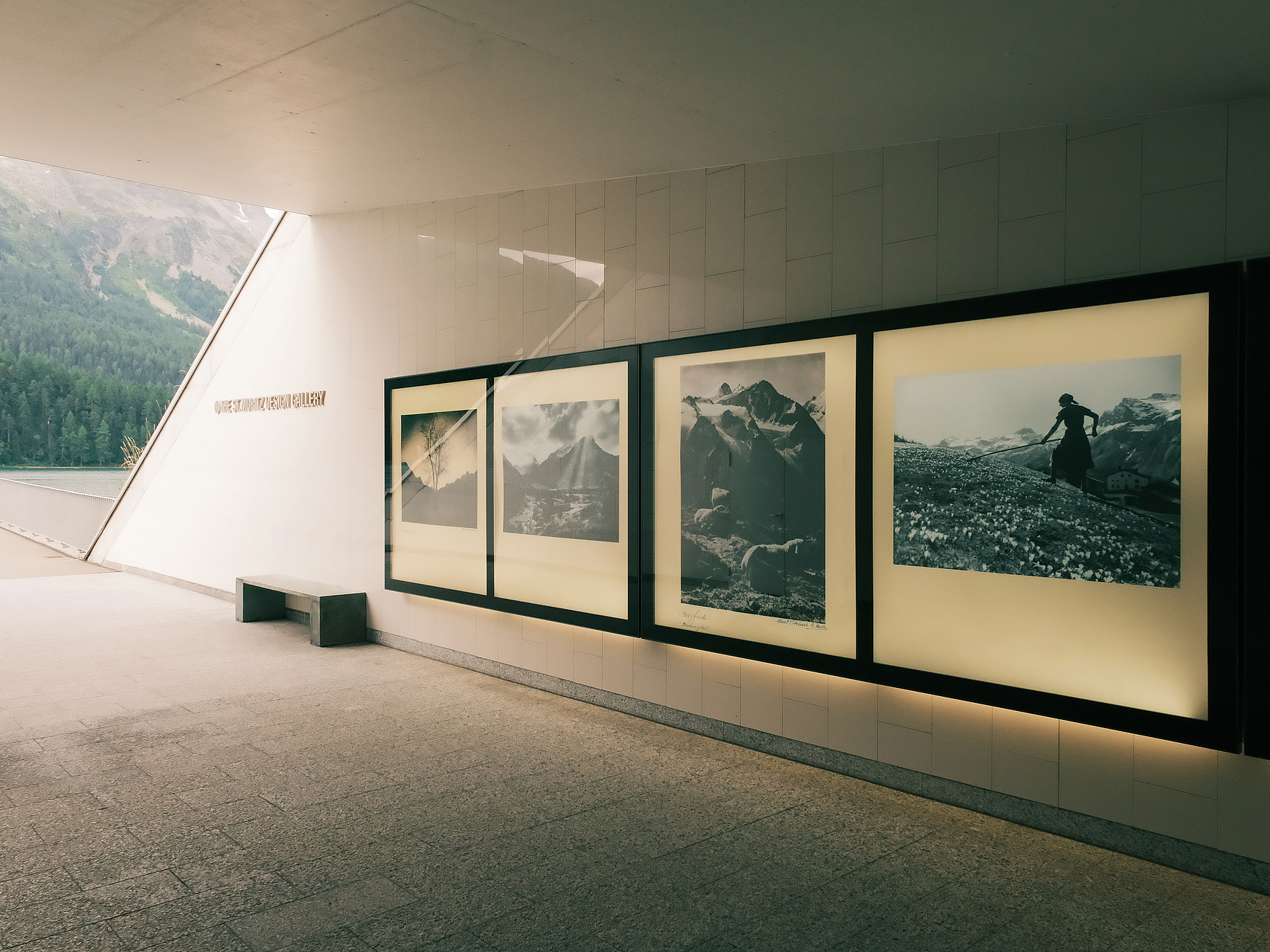 The St. Moritz Design Gallery The St. Moritz Design Gallery mit großen Schwarz-Weiß-Alpenfotografien an einer Wand.