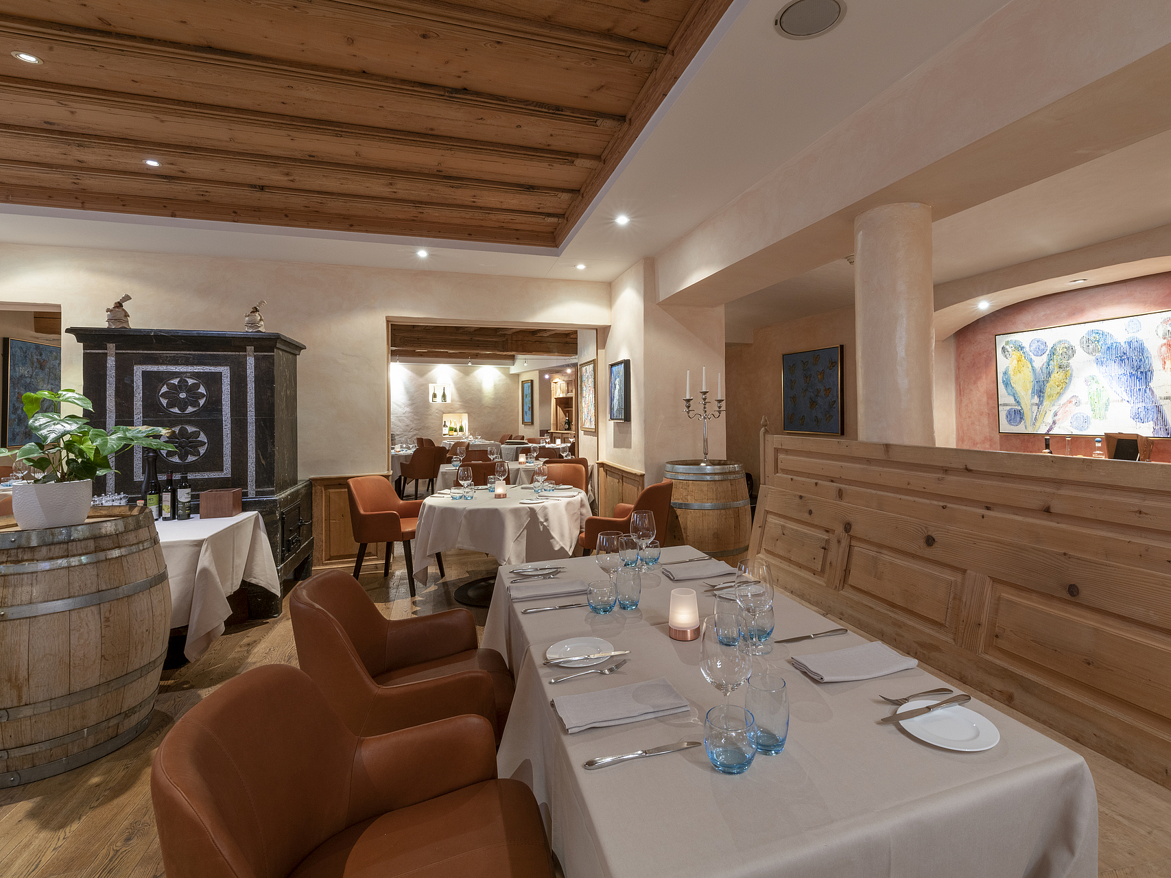 Gemütliches Restaurant Gemütliches Restaurant mit Holzdecken und eleganten Tischen.