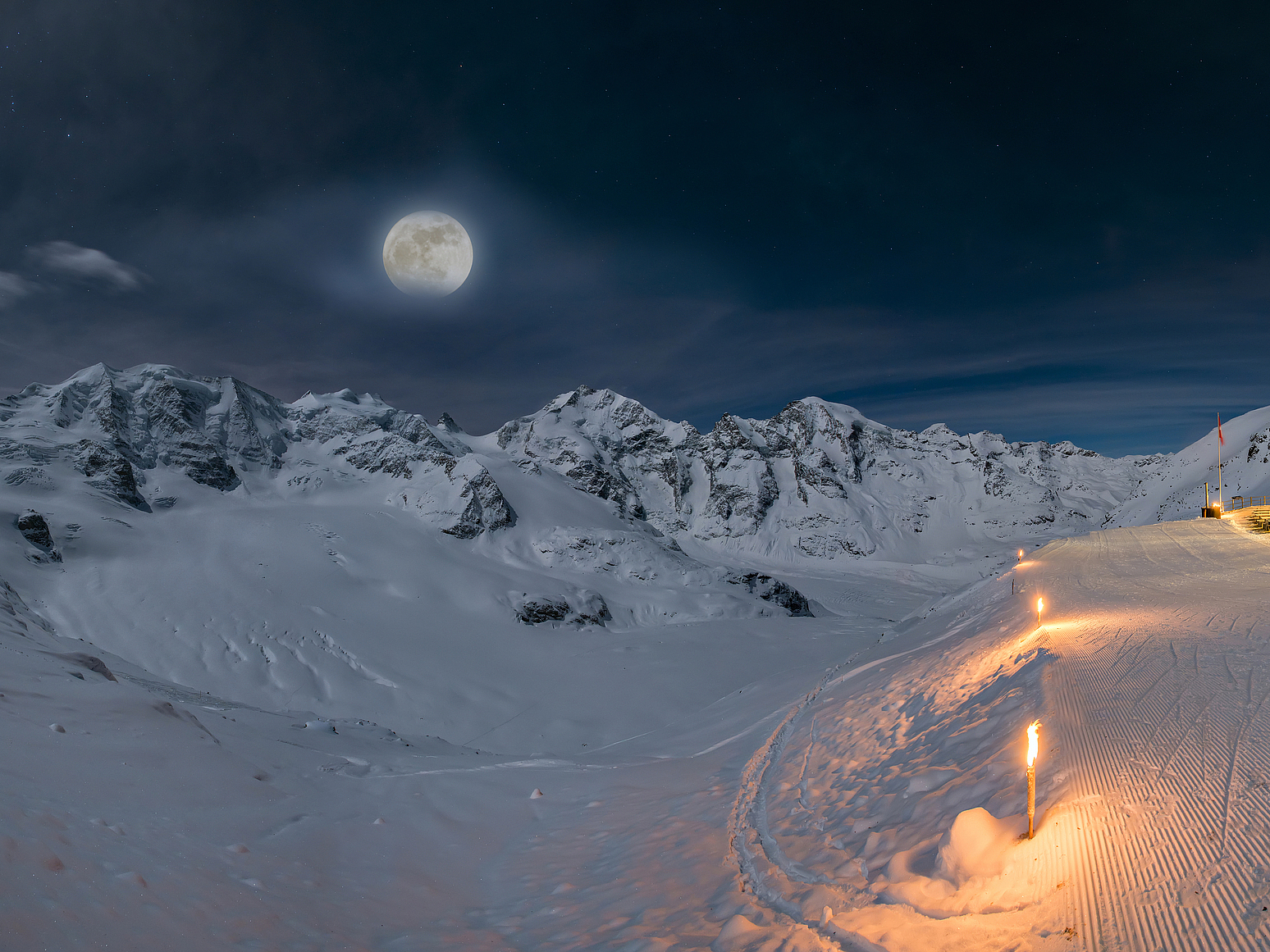 Beleuchtete Berghütte bei Mondlicht Beleuchtete Berghütte bei Nacht mit Vollmond und schneebedeckten Gipfeln