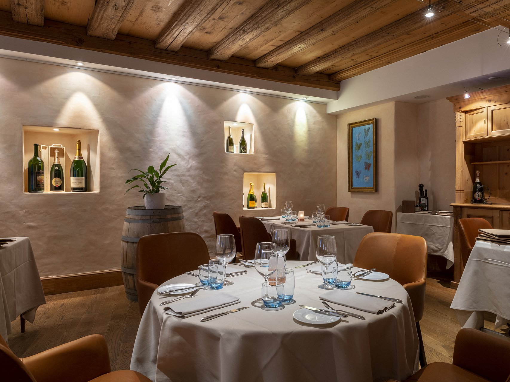 Gemütliches Restaurant-Interieur Elegantes Restaurant mit Holzbalkendecke und gedeckten Tischen.