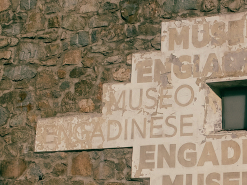 Engadiner Museum St. Moritz Natursteinwand mit mehrsprachiger Inschrift in St. Moritz