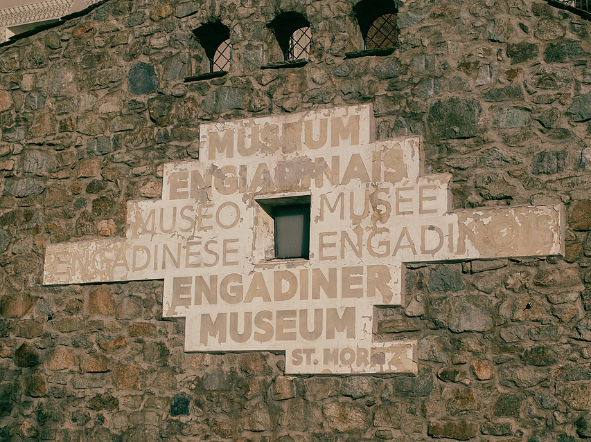 Engadiner Museum St. Moritz Natursteinwand mit mehrsprachiger Inschrift in St. Moritz
