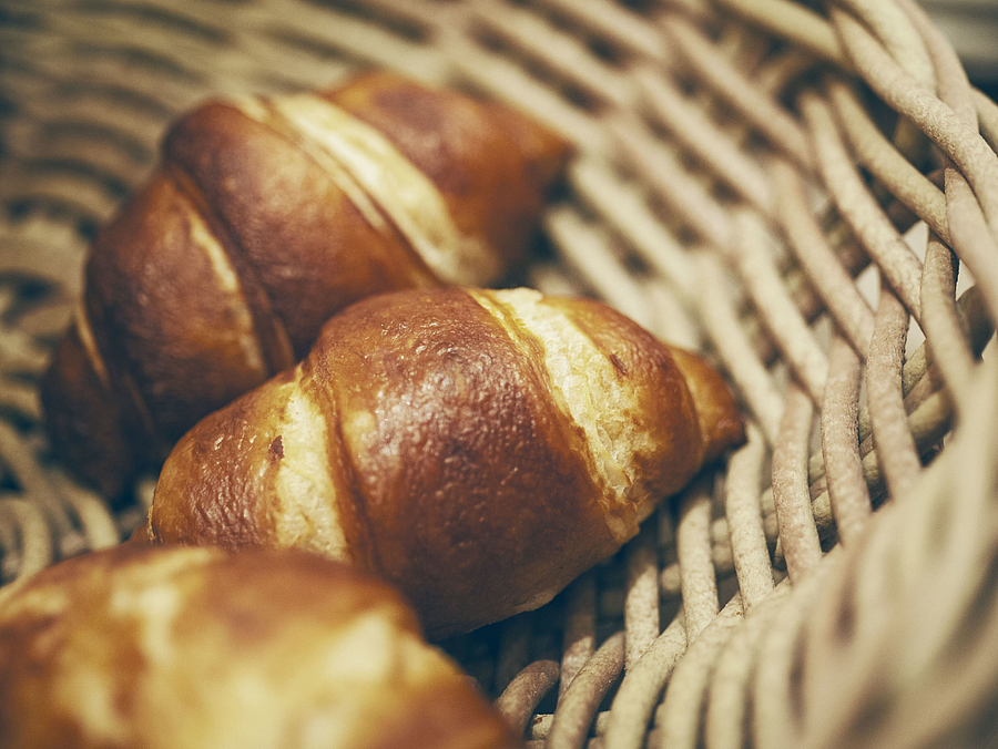 Frische Laugen-Croissants in einem Weidenkorb