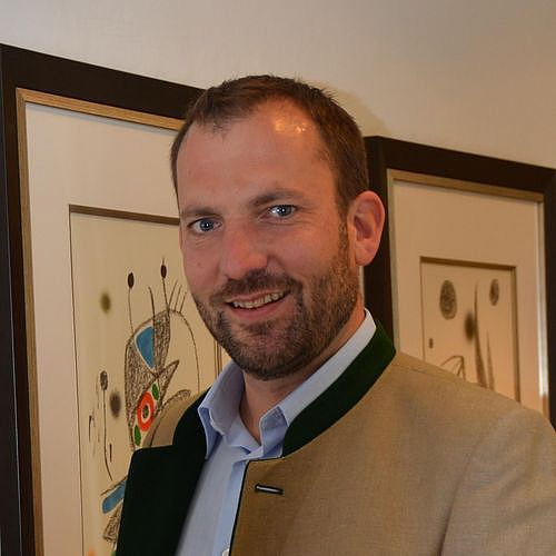 Porträt eines Mannes in Tracht Porträt eines lächelnden Mannes mit Bart in Trachtenjacke.