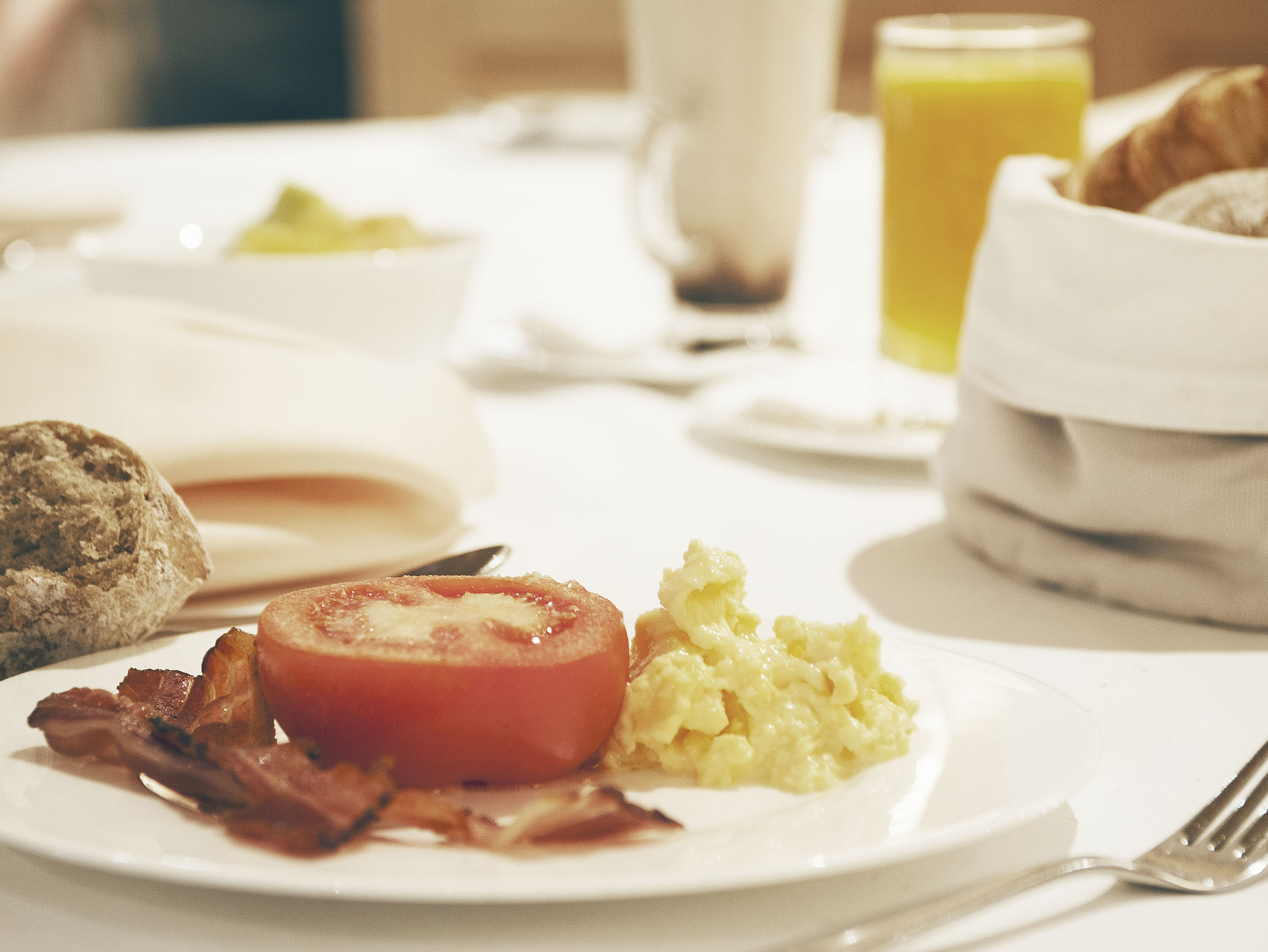 Leckeres Frühstück Frühstücksteller mit Ei, Speck und Tomate auf dem Tisch