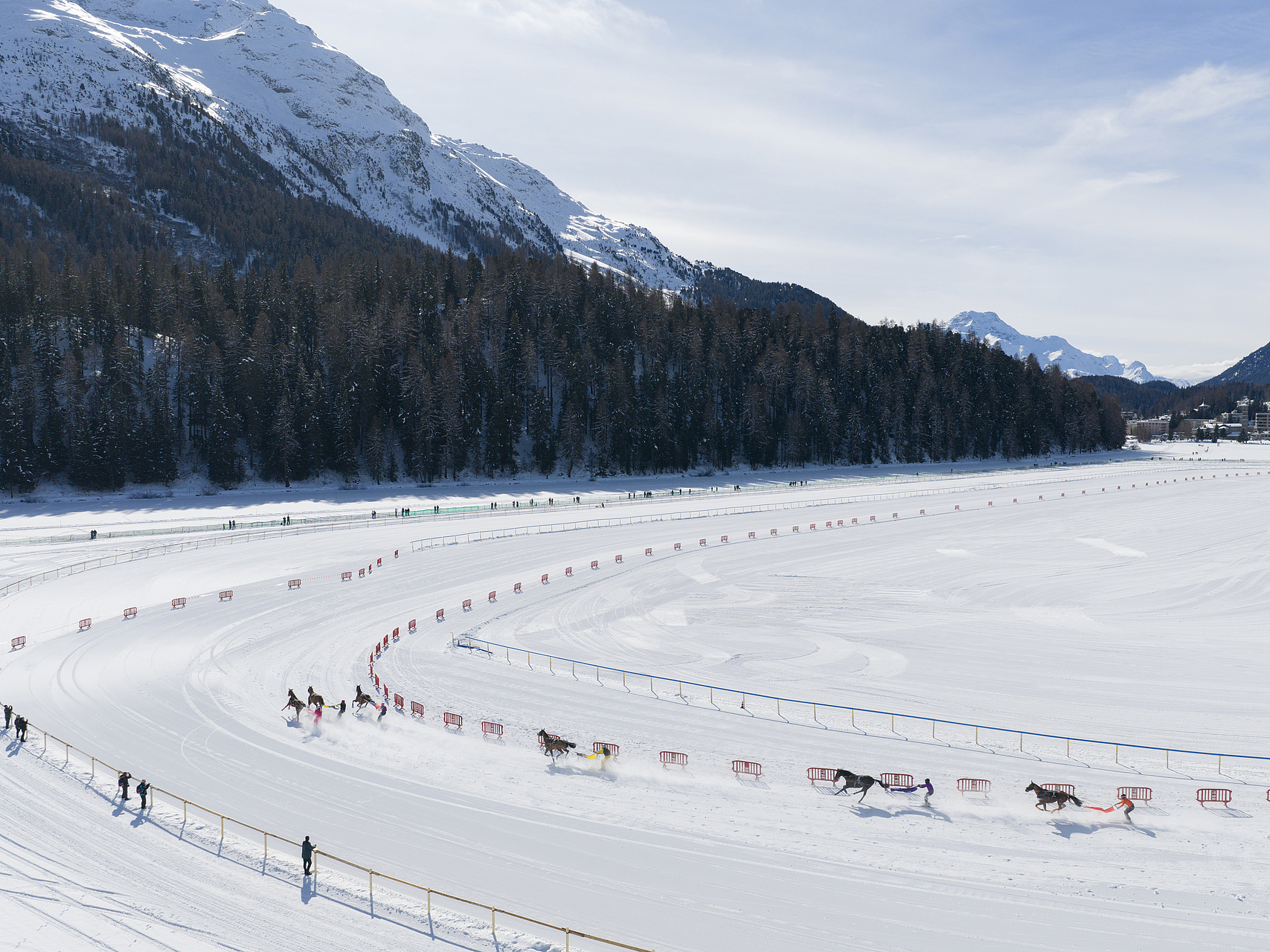 White Turf Pferderennen in St. Moritz Pferde und Reiter beim Rennen auf verschneiter Strecke beim White Turf in St. Moritz.