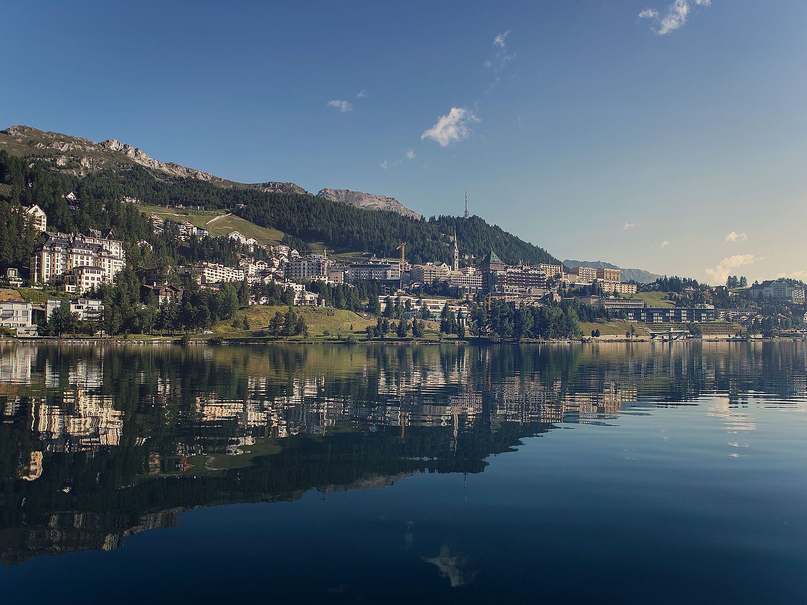 St. Moritz am See St. Moritz Stadt und Berge gespiegelt in einem ruhigen See