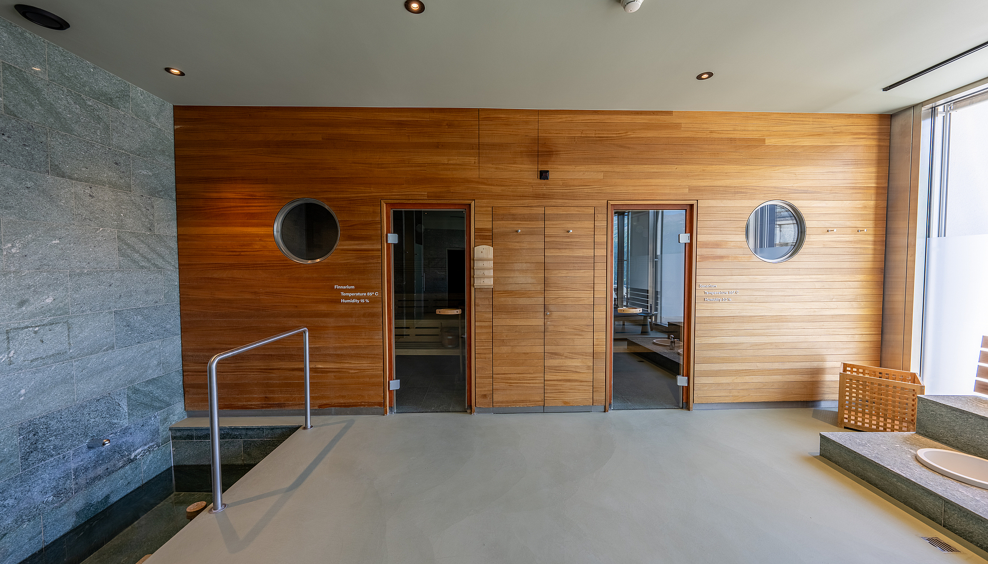 Moderne Wellness-Anlage mit Holz-Saunen und einem Tauchbecken.
