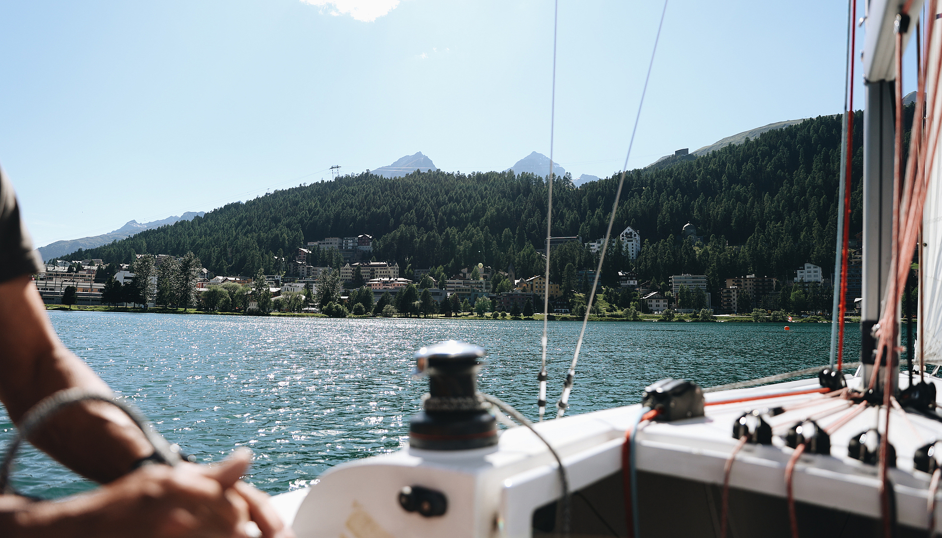 Segeln auf dem St. Moritzersee Blick vom Segelboot auf das Ufer und die Stadt St. Moritz.