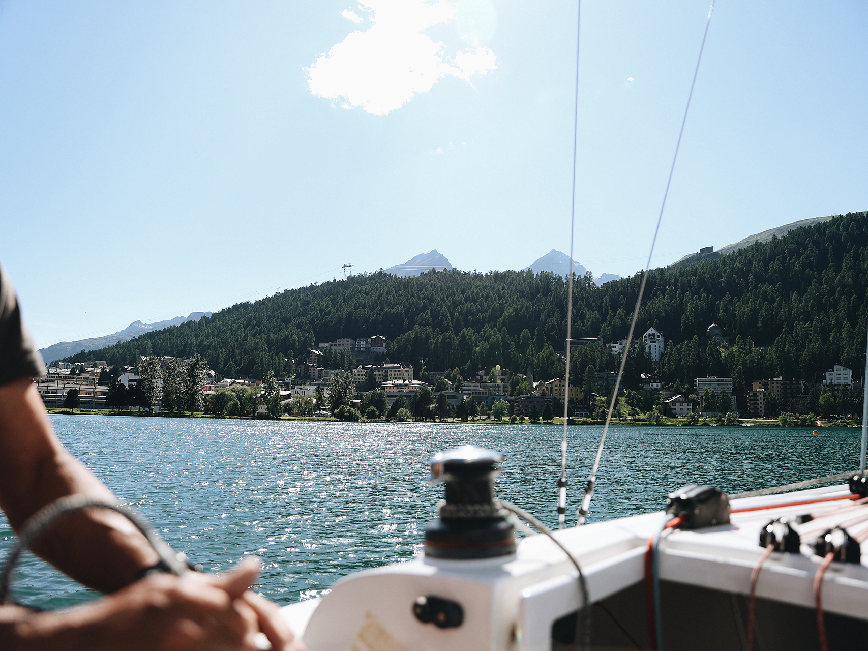 Segeln auf dem St. Moritzersee Blick vom Segelboot auf das Ufer und die Stadt St. Moritz.
