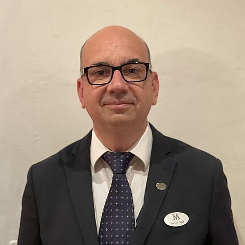 Porträt eines Geschäftsführers Porträt eines reiferen Mannes im Anzug mit Brille.
