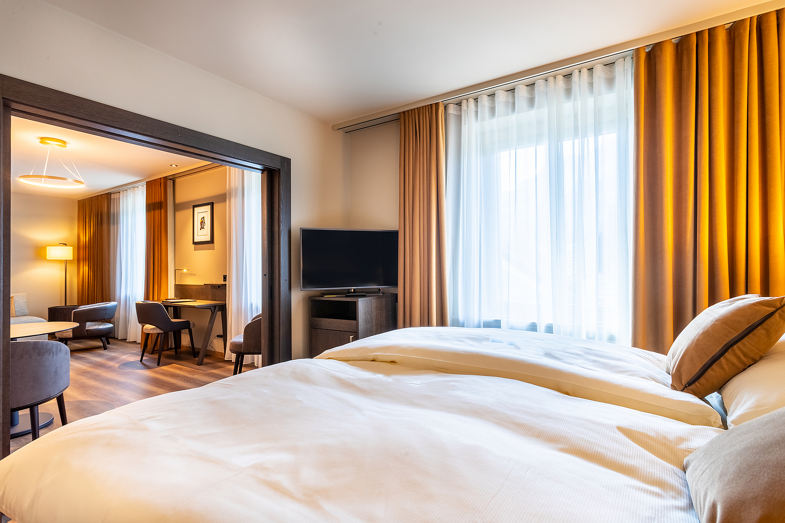 Modernes Hotel-Suite-Schlafzimmer Moderne Hotelsuite mit Kingsize-Bett und Nebenzimmer